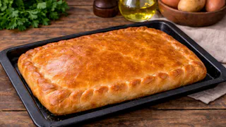 Этот пирог пекут на Алтае уже несколько поколений – секрет в сырой начинке и тесте, которое не черствеет