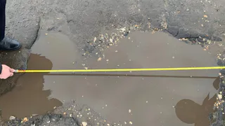 Из-за опасной ямы в центре Рязани 20 автомобилей пробили колеса