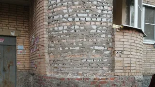 И никто не чешется: в Рязани начал рушиться кирпичный дом