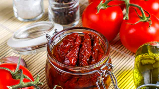 Итальянцы запасают на зиму по 10 банок, а мы всё ещё едим банальные соленья: пикантная закуска за 25 минут