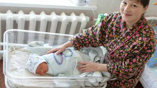 Президент подписал закон о ежемесячных выплатах при рождении первенца