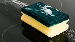 Губки для посуды выбросила: пользуюсь этой вещицей, не воняет и моет лучше: есть дома у каждого