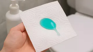 Жалею, что узнала это только в 46 лет: нужно просто жидкое мыло налить на туалетную бумагу - работает всегда