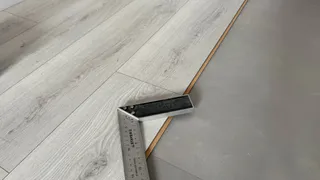 Ламинат уже прошлый век: копеечная замена досок – стелить в один слой, а пол супер-теплющий        