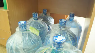 И даже посуду не помыть: воду в Кальном отключили из-за аварии