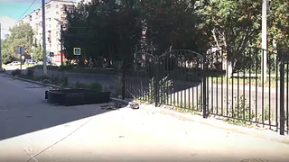 На улице Бирюзова жилые дома обнесли высоким забором