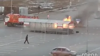 Появилось видео пожара в автомобиле на парковке "Премьера"