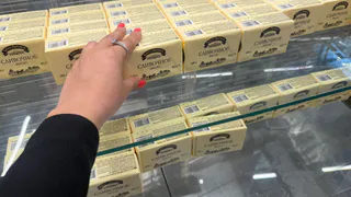 Взял УФ-фонарик и пошел в магазин за сливочным маслом: показываю, как с его помощью отличить настоящее от подделки