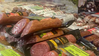 Не берите даже со скидкой в 50%: В Роскачестве рассказали, какую колбасу вредно есть - продается в каждом магазине
