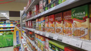 Дерзкое ограбление в Ряжске. Девушка вывезла из супермаркета сосиски, колбасу и халву