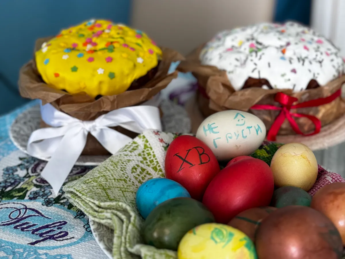 Проще не бывает: 3 необычных способа окрасить яйца на пасху – домочадцы будут в восторге