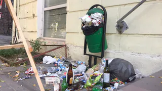 Жительница Рязани пожаловалась на переполненные мусорки в центре города