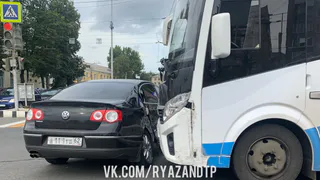В центре Рязани в ДТП с маршруткой и Volkswagen пострадал человек