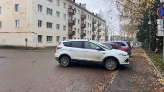 Паркуешься во дворе? Готовь кошелек: с осени 2025 года штрафы за неправильную парковку вырастут в разы