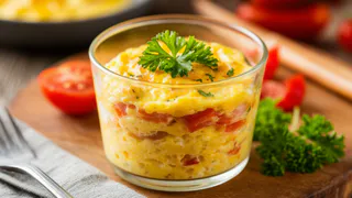 Яичницу на сковородке давно уже не жарю — беру простой стакан: получается в миллион раз вкуснее