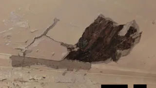 В Рязани кусок штукатурки едва не убил ребенка