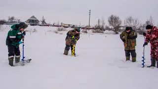 На озере Каракуль пробурили 200 лунок для рыб