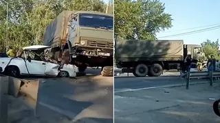 Легковушка залетела под "КамАЗ": видео с места жесткого ДТП