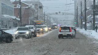 В Пензе по дороге на ул. Новоселов невозможно разъехаться из-за снежных завалов