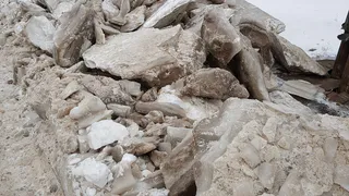 «Ждут когда само растает?»: горожане жалуются на глыбы снега и льда у себя во дворе