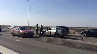 На мосту через Оку столкнулись ВАЗ и Мерседес