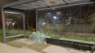 В Рязани неизвестные повредили остановку на улице Новосёлов