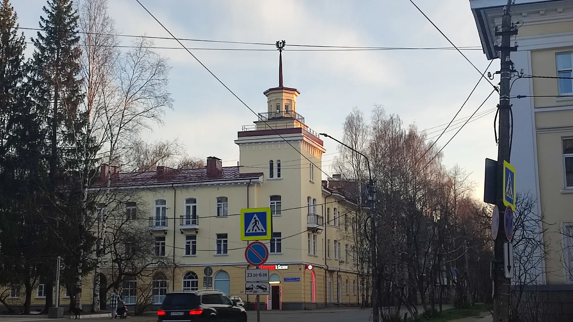 Помещение в знаменитом "доме под шпилем" Сыктывкара вновь выставили на торги