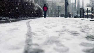 Гололёд в регионе: жителей предупреждают об опасности на дорогах и тротуарах