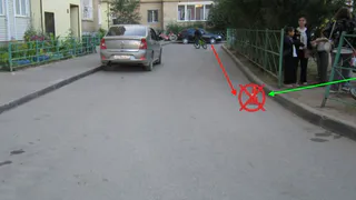 В Коми ребенок попал под колеса машины во дворе дома