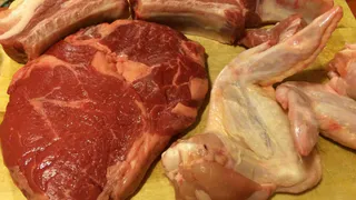 Разморозка мяса за 5 минут: вот как нужно сделать перед приготовлением — без микроволновки и кипятка