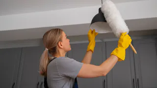 Как освежить натяжной потолок на кухне, если он пожелтел и потемнел: простой лайфхак