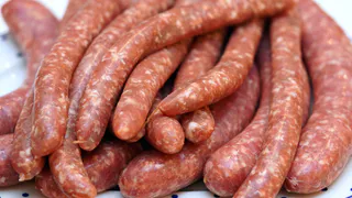 Названа лучшая колбаса для новогоднего стола: в составе мясо и специи — ничего лишнего