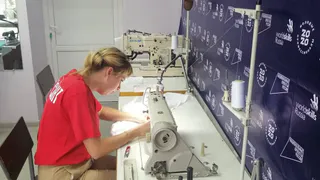 Зачем рязанка кроила блузку под прицелом камер? 