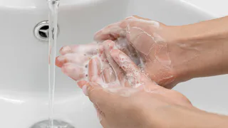 2 стакана и вода больше не стоит в раковине: совет от опытного сантехника - как можно просто и быстро устранить засор и прочистить слив