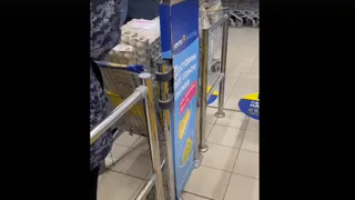 Жители Рязани засняли пенсионерку, которая скупает яйца тележками