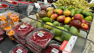 Эта ягода — самая вредная: а мы едим ее покупаем и детям даем