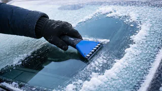 Забудьте про скребки и щётки — убираю лед с лобового стекла мгновенно
