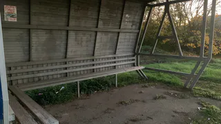 Пьяный мужчина устроил погром на остановке у онкодиспансера в Рязани