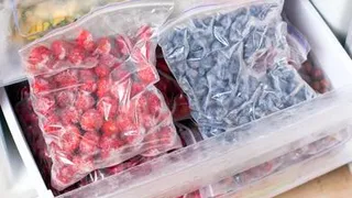 Правильно храним ягоды в морозилке