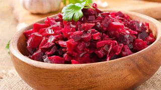 Нашла рецепт советского винегрета в бабушкиной книге за 1952 г: мы готовим совсем не так. А заправка особенно вкусная - за уши не оттащить