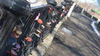 Из-за свадебных замков рушится ограда в парке на Соборной