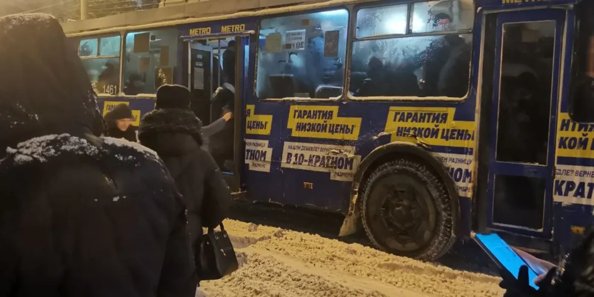 В центре Рязани столкнулись такси и троллейбус