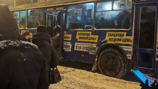 В самом центре Рязани легковушка врезалась в троллейбус