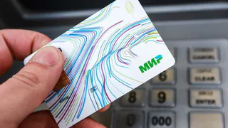 Пенсионерам рассказали о выгодах, которые им сулит переход на банковские карты