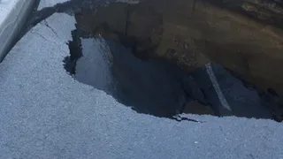 В Рязани очередной провал - в центре города появилась огромная яма