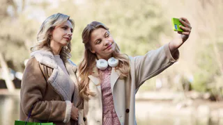 Смартфоны с ИИ догоняют фоторедакторы по росту популярности