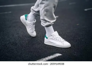 Быстро и эффективно чистим белую обувь