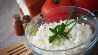 Выкиньте уже творог: есть 5 продуктов, работающих куда круче - особенно, если вам за 40