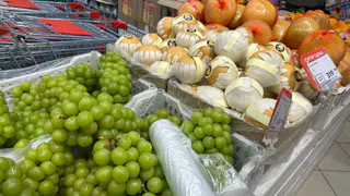 Эта ягода самая опасная: а мы покупаем ее как дорогой деликатес и кормим детей