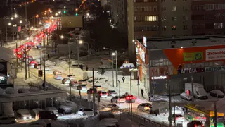 «Мы живем в кромешной тьме»: как рязанцы с Паркового проспекта пытаются передвигаться по темной улице